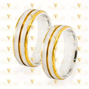 Aliança em Prata com Detalhe Triplo Baixo Relevo em Ouro Amarelo PT004