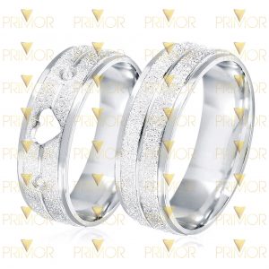 Aliança em Prata Diamantada com Coração Vazado e Friso Central PT018