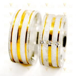 Aliança em Prata Diamantada com Três Frisos e 3 Zircônias PT005