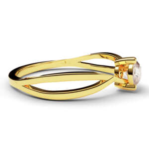 Anel solitário em ouro moderno com lindo detalhe vazado lateral DB004